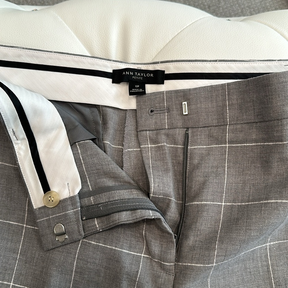 ***NWOT****Ann Taylor Grey Crop Pant - Picture 3 of 5